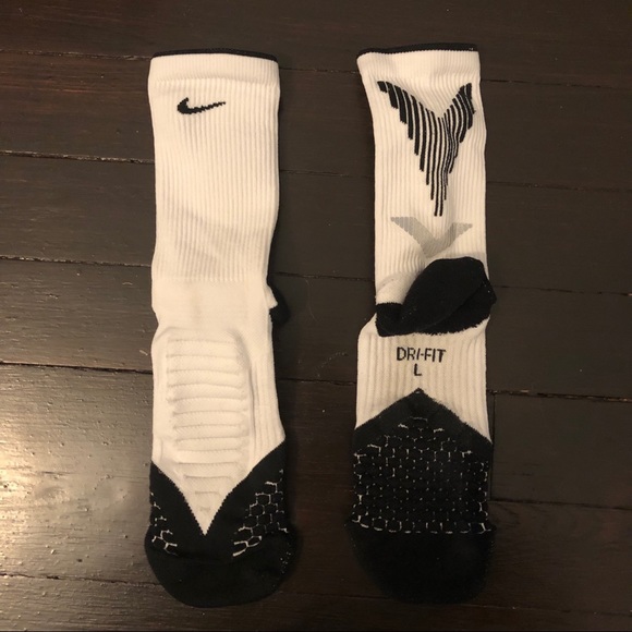 nike socks with r and l on them